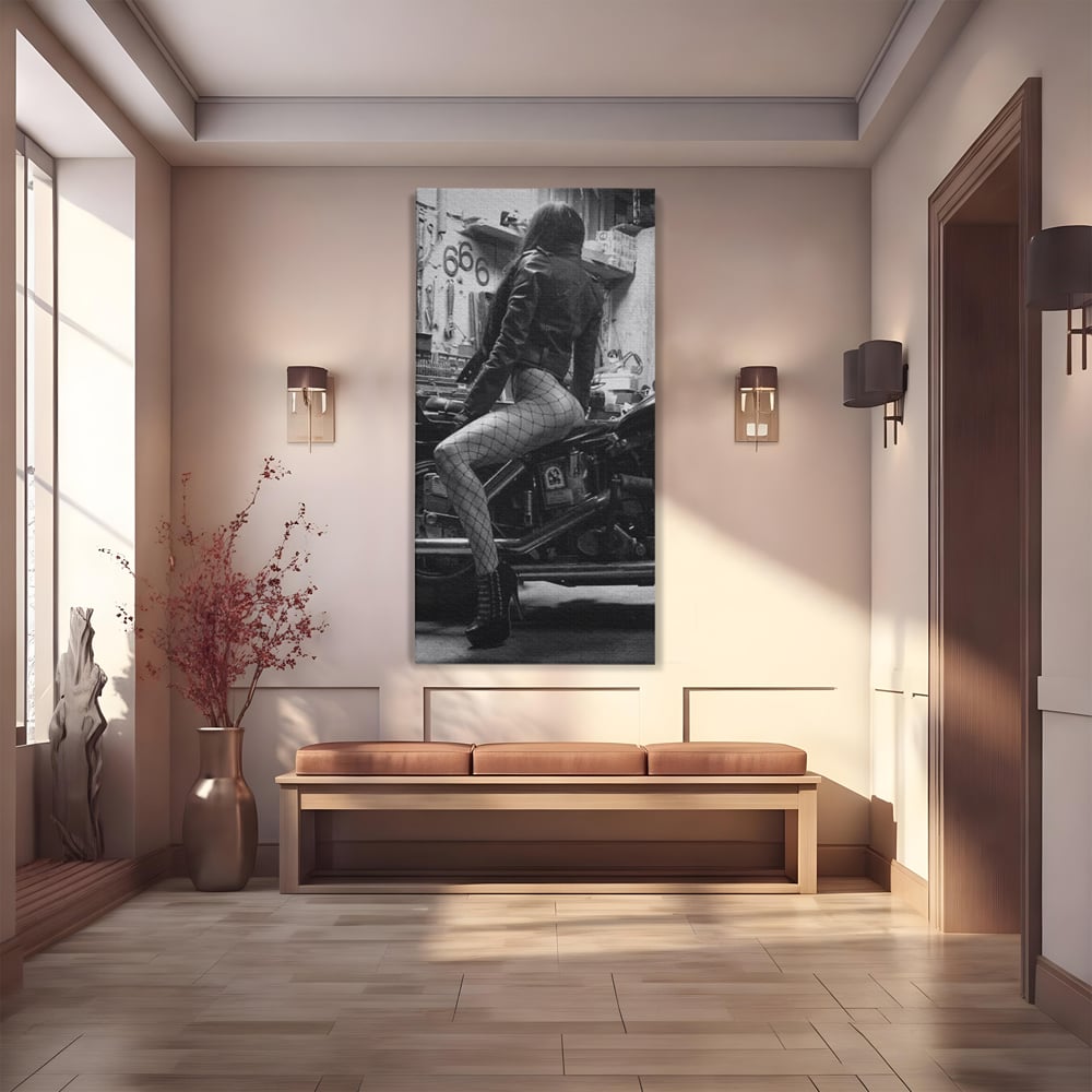 Tablou Canvas Premium, LuxCanva® P1065, Eleganta Rebela, Motor, Dresuri, Motocicleta, Femeie, Sexy, Garaj, Urban, Dormitor, Living