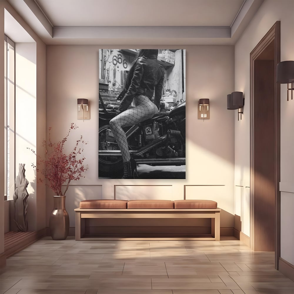 Tablou Canvas Premium, LuxCanva® P1065, Eleganta Rebela, Motor, Dresuri, Motocicleta, Femeie, Sexy, Garaj, Urban, Dormitor, Living