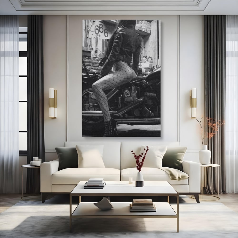 Tablou Canvas Premium, LuxCanva® P1065, Eleganta Rebela, Motor, Dresuri, Motocicleta, Femeie, Sexy, Garaj, Urban, Dormitor, Living