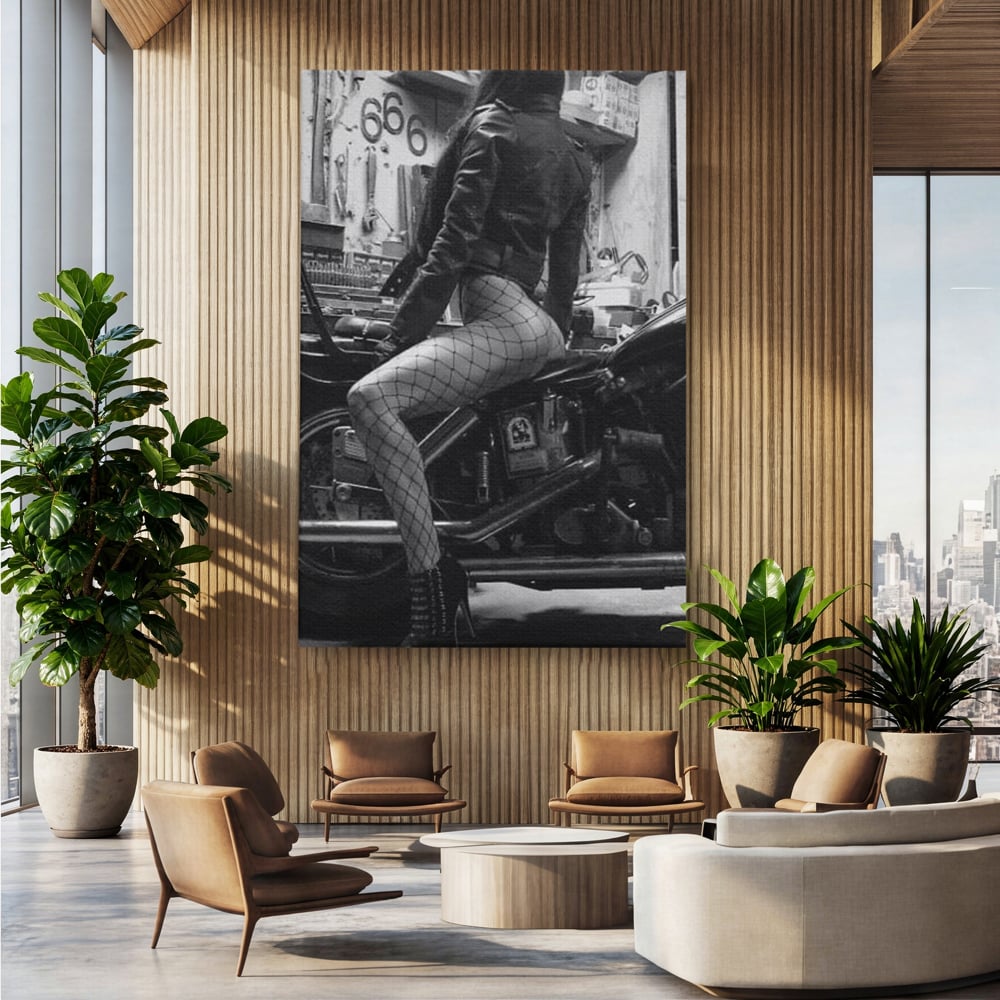 Tablou Canvas Premium, LuxCanva® P1065, Eleganta Rebela, Motor, Dresuri, Motocicleta, Femeie, Sexy, Garaj, Urban, Dormitor, Living