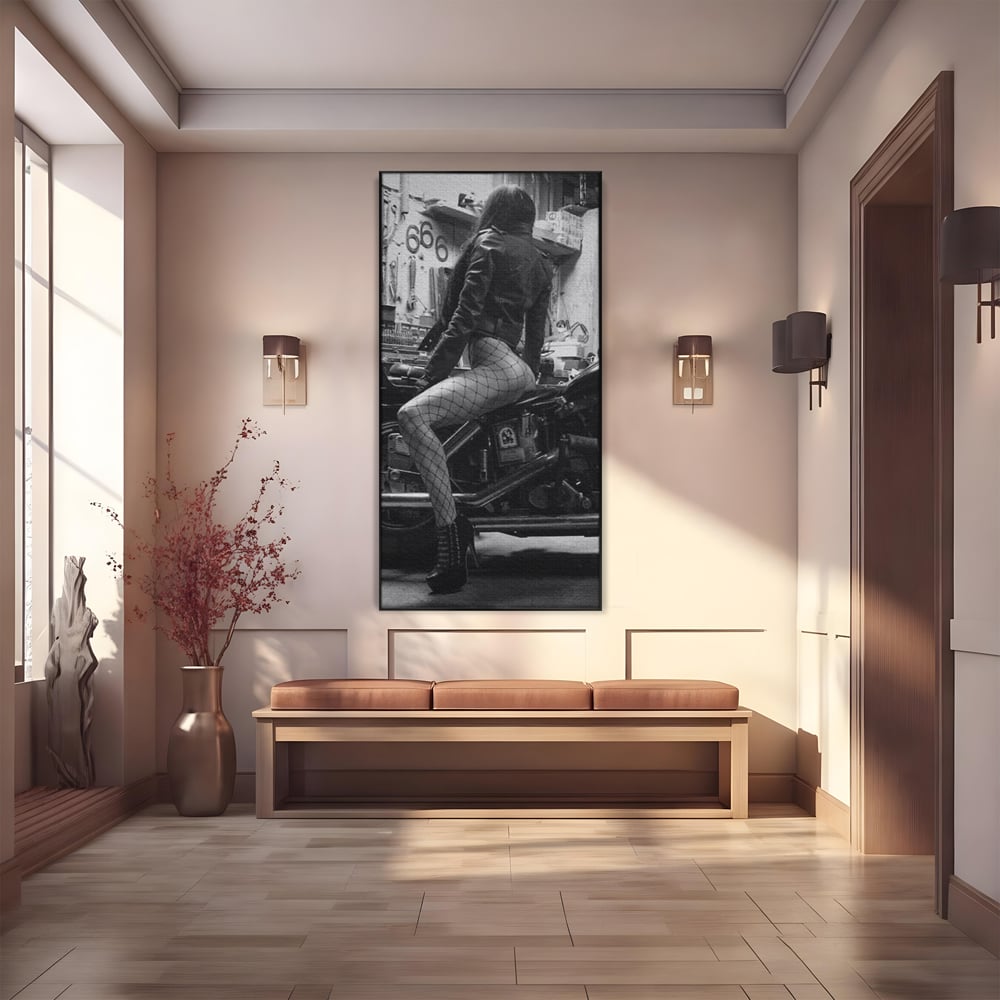 Tablou Canvas Premium, LuxCanva® P1065, Eleganta Rebela, Motor, Dresuri, Motocicleta, Femeie, Sexy, Garaj, Urban, Dormitor, Living