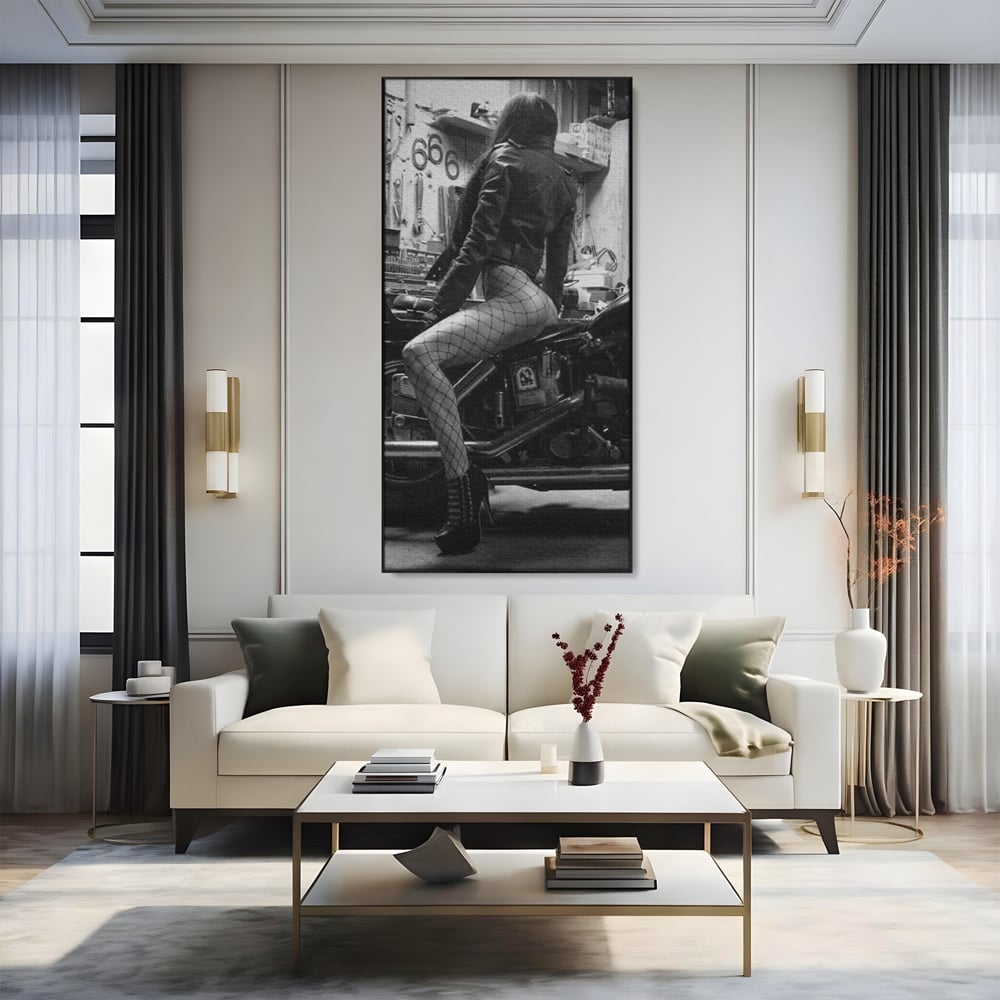Tablou Canvas Premium, LuxCanva® P1065, Eleganta Rebela, Motor, Dresuri, Motocicleta, Femeie, Sexy, Garaj, Urban, Dormitor, Living