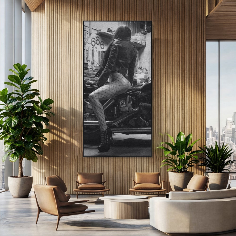 Tablou Canvas Premium, LuxCanva® P1065, Eleganta Rebela, Motor, Dresuri, Motocicleta, Femeie, Sexy, Garaj, Urban, Dormitor, Living