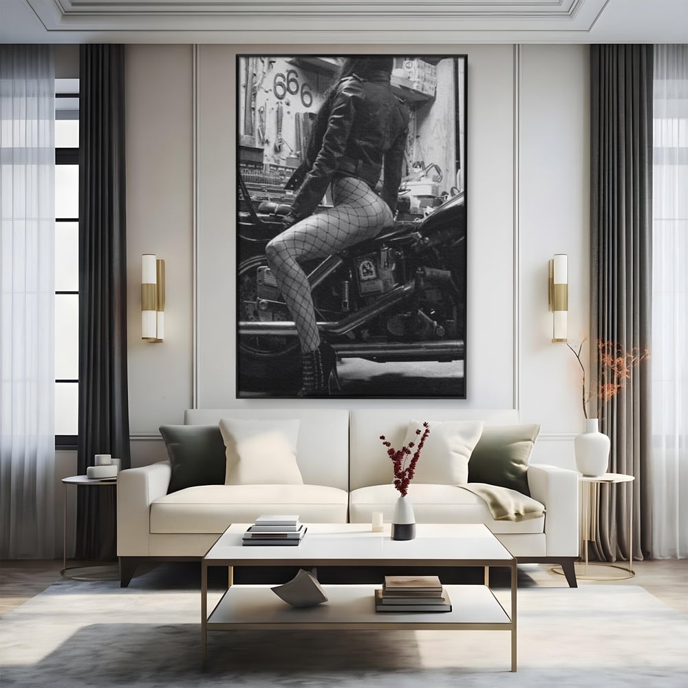 Tablou Canvas Premium, LuxCanva® P1065, Eleganta Rebela, Motor, Dresuri, Motocicleta, Femeie, Sexy, Garaj, Urban, Dormitor, Living