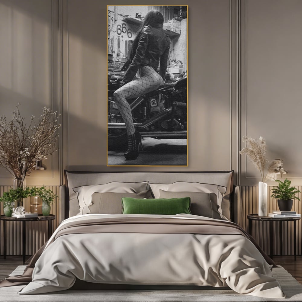 Tablou Canvas Premium, LuxCanva® P1065, Eleganta Rebela, Motor, Dresuri, Motocicleta, Femeie, Sexy, Garaj, Urban, Dormitor, Living