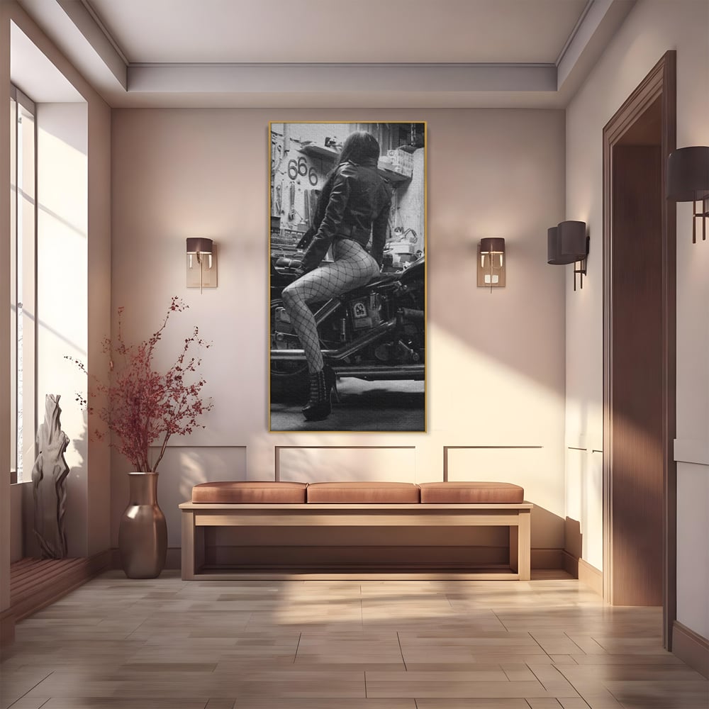 Tablou Canvas Premium, LuxCanva® P1065, Eleganta Rebela, Motor, Dresuri, Motocicleta, Femeie, Sexy, Garaj, Urban, Dormitor, Living
