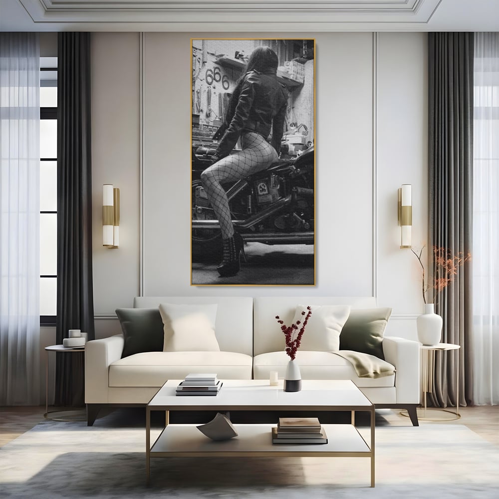 Tablou Canvas Premium, LuxCanva® P1065, Eleganta Rebela, Motor, Dresuri, Motocicleta, Femeie, Sexy, Garaj, Urban, Dormitor, Living