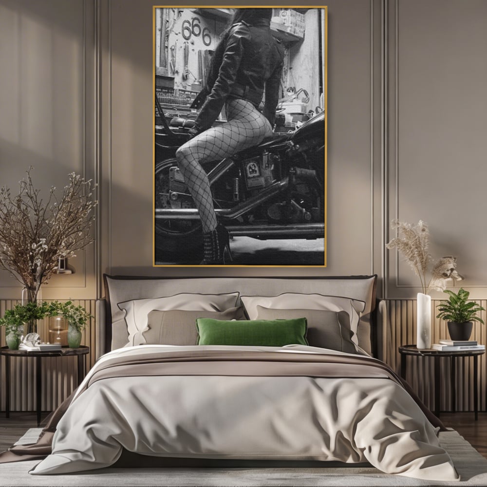 Tablou Canvas Premium, LuxCanva® P1065, Eleganta Rebela, Motor, Dresuri, Motocicleta, Femeie, Sexy, Garaj, Urban, Dormitor, Living