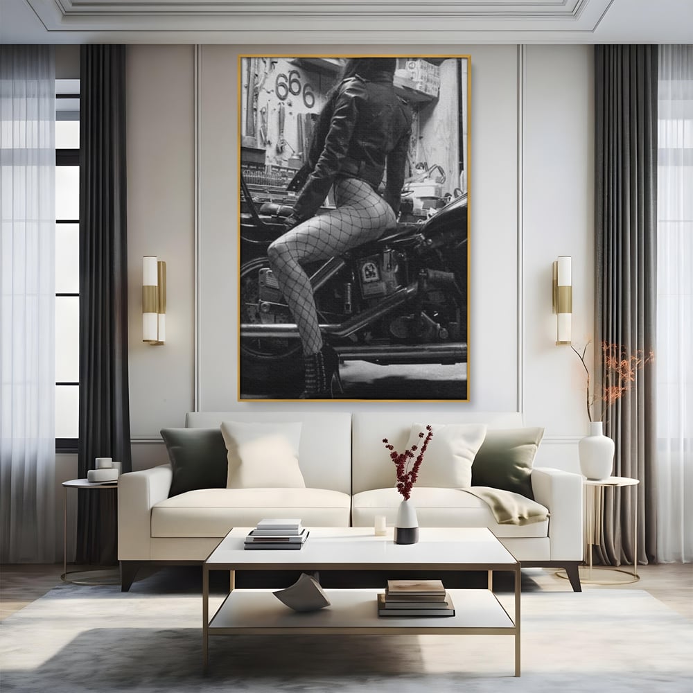 Tablou Canvas Premium, LuxCanva® P1065, Eleganta Rebela, Motor, Dresuri, Motocicleta, Femeie, Sexy, Garaj, Urban, Dormitor, Living