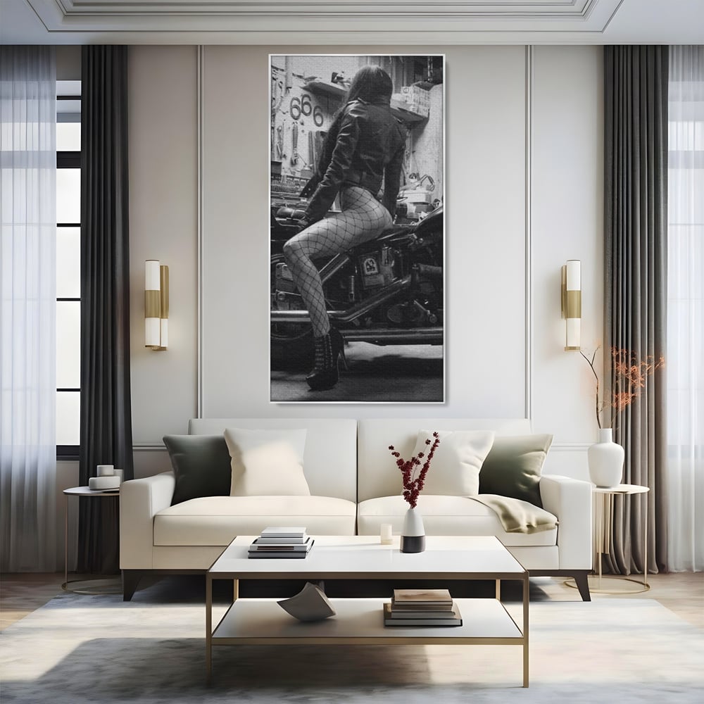 Tablou Canvas Premium, LuxCanva® P1065, Eleganta Rebela, Motor, Dresuri, Motocicleta, Femeie, Sexy, Garaj, Urban, Dormitor, Living