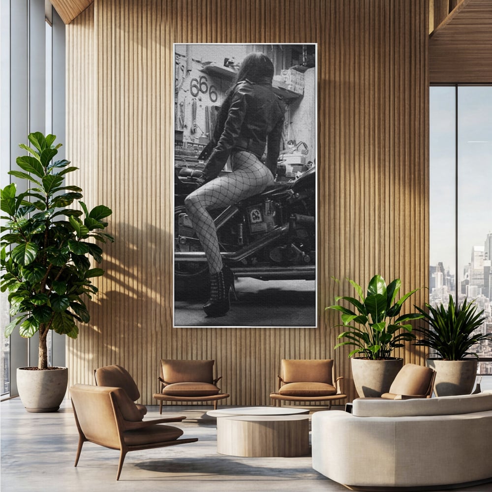 Tablou Canvas Premium, LuxCanva® P1065, Eleganta Rebela, Motor, Dresuri, Motocicleta, Femeie, Sexy, Garaj, Urban, Dormitor, Living