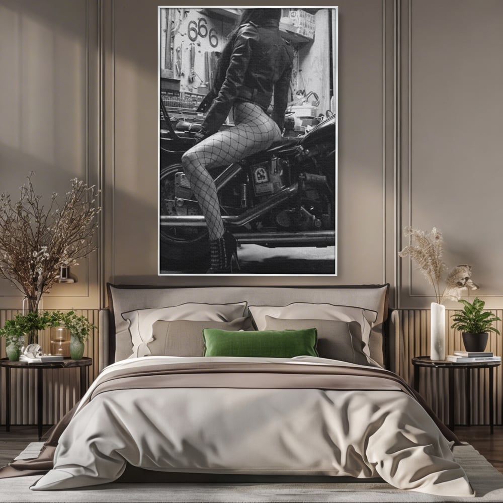 Tablou Canvas Premium, LuxCanva® P1065, Eleganta Rebela, Motor, Dresuri, Motocicleta, Femeie, Sexy, Garaj, Urban, Dormitor, Living