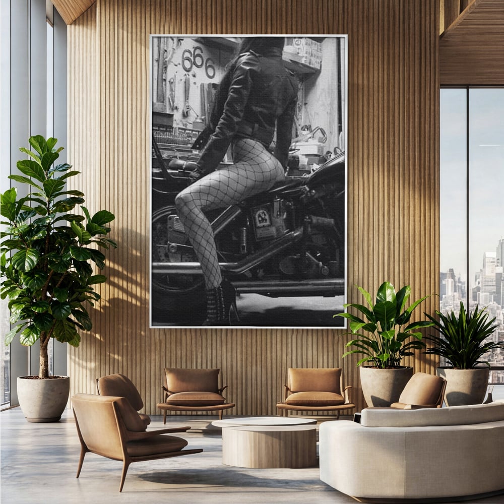 Tablou Canvas Premium, LuxCanva® P1065, Eleganta Rebela, Motor, Dresuri, Motocicleta, Femeie, Sexy, Garaj, Urban, Dormitor, Living