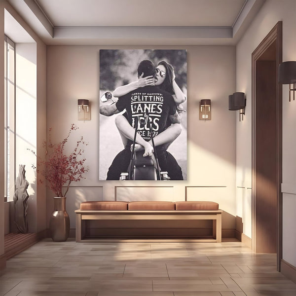 Tablou Canvas Premium, LuxCanva® P1067, Indragostiti pe Asfalt, Calatorie, Aventura, Cuplu, Pasiune, Viteza, Provocator, Dormitor, Living