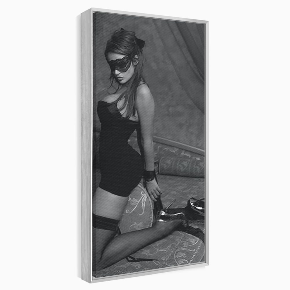Tablou Canvas Premium, LuxCanva® P1070, Prizoniera Noptii, Tocuri, Femeie, Boudoir, Alb, Negru, Masca, Sexy, Seductie, Intimitate, Dormitor, Living
