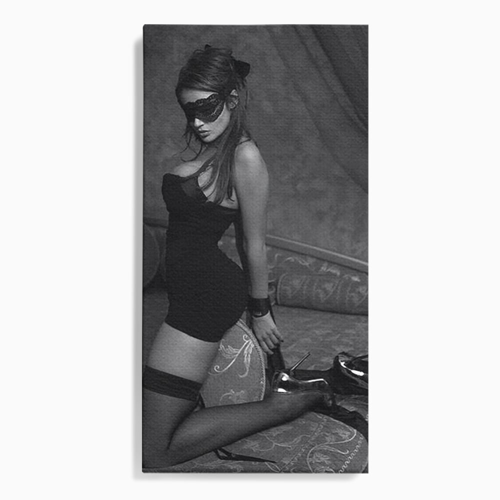 Tablou Canvas Premium, LuxCanva® P1070, Prizoniera Noptii, Tocuri, Femeie, Boudoir, Alb, Negru, Masca, Sexy, Seductie, Intimitate, Dormitor, Living