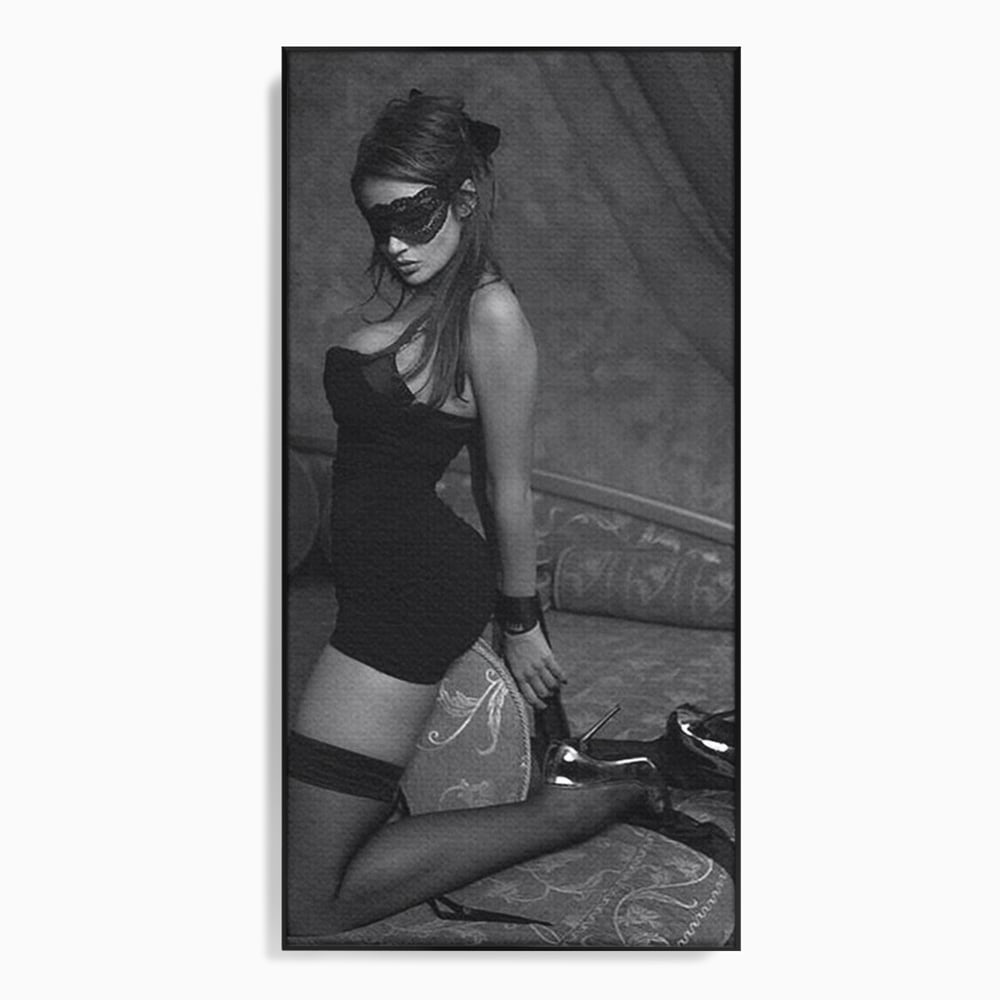 Tablou Canvas Premium, LuxCanva® P1070, Prizoniera Noptii, Tocuri, Femeie, Boudoir, Alb, Negru, Masca, Sexy, Seductie, Intimitate, Dormitor, Living