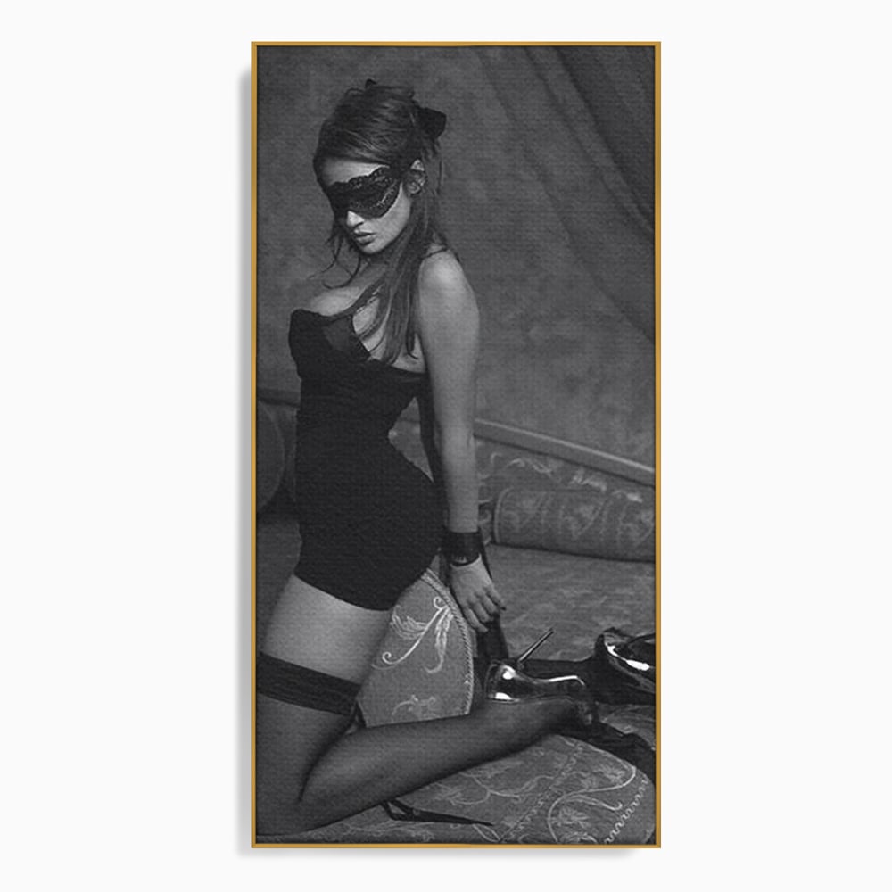 Tablou Canvas Premium, LuxCanva® P1070, Prizoniera Noptii, Tocuri, Femeie, Boudoir, Alb, Negru, Masca, Sexy, Seductie, Intimitate, Dormitor, Living