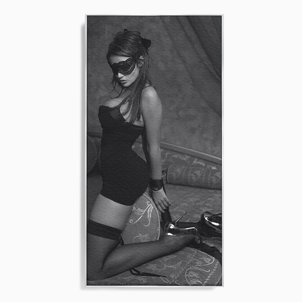 Tablou Canvas Premium, LuxCanva® P1070, Prizoniera Noptii, Tocuri, Femeie, Boudoir, Alb, Negru, Masca, Sexy, Seductie, Intimitate, Dormitor, Living