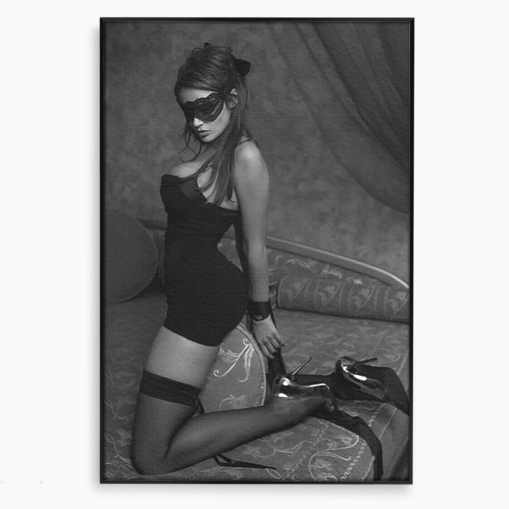 Tablou Canvas Premium, LuxCanva® P1070, Prizoniera Noptii, Tocuri, Femeie, Boudoir, Alb, Negru, Masca, Sexy, Seductie, Intimitate, Dormitor, Living