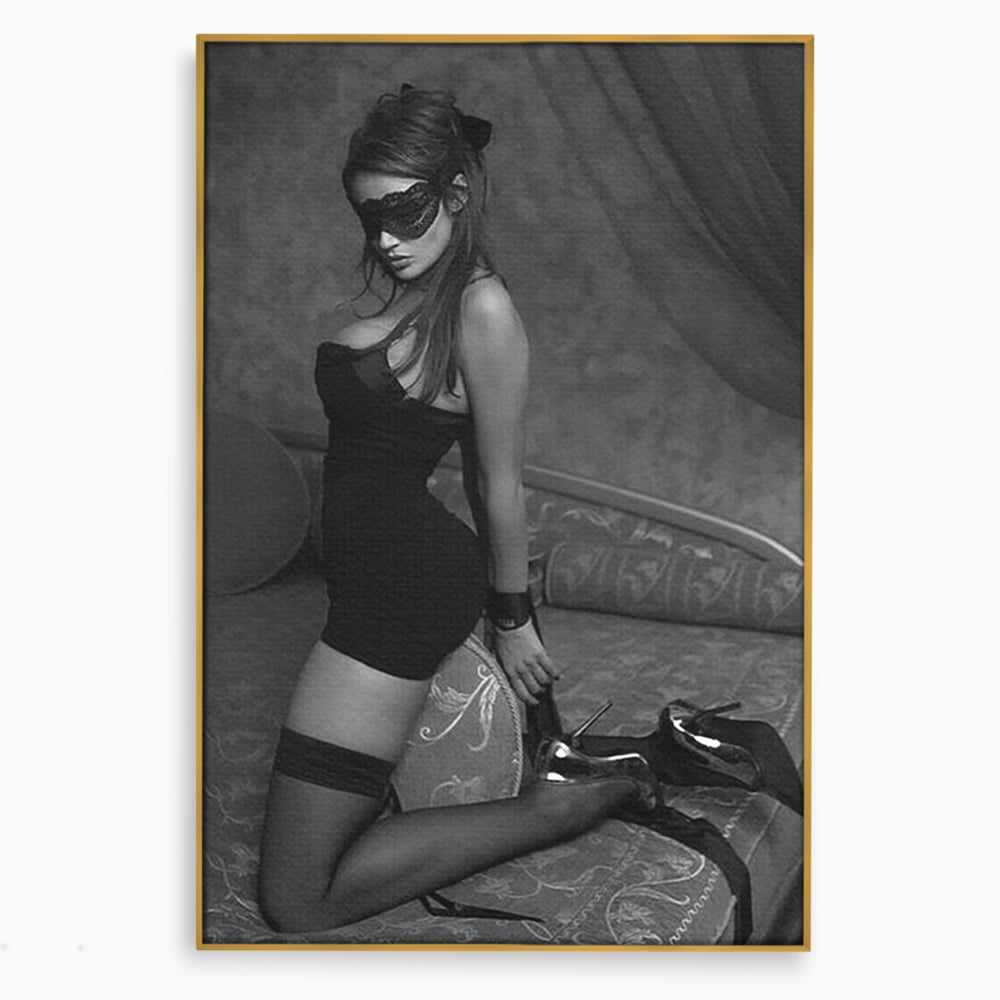 Tablou Canvas Premium, LuxCanva® P1070, Prizoniera Noptii, Tocuri, Femeie, Boudoir, Alb, Negru, Masca, Sexy, Seductie, Intimitate, Dormitor, Living