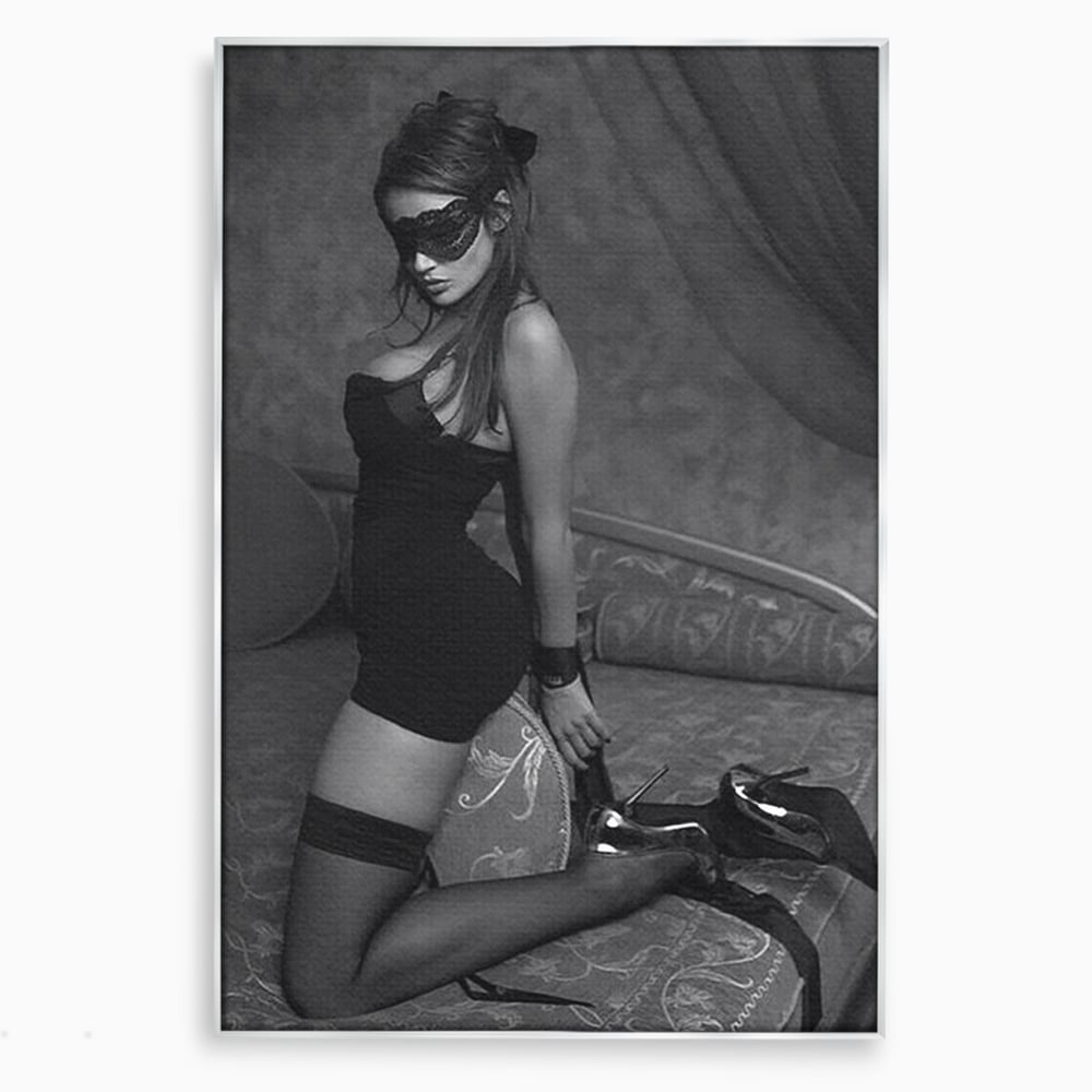 Tablou Canvas Premium, LuxCanva® P1070, Prizoniera Noptii, Tocuri, Femeie, Boudoir, Alb, Negru, Masca, Sexy, Seductie, Intimitate, Dormitor, Living