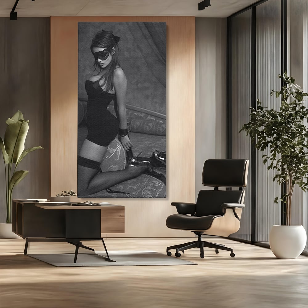 Tablou Canvas Premium, LuxCanva® P1070, Prizoniera Noptii, Tocuri, Femeie, Boudoir, Alb, Negru, Masca, Sexy, Seductie, Intimitate, Dormitor, Living