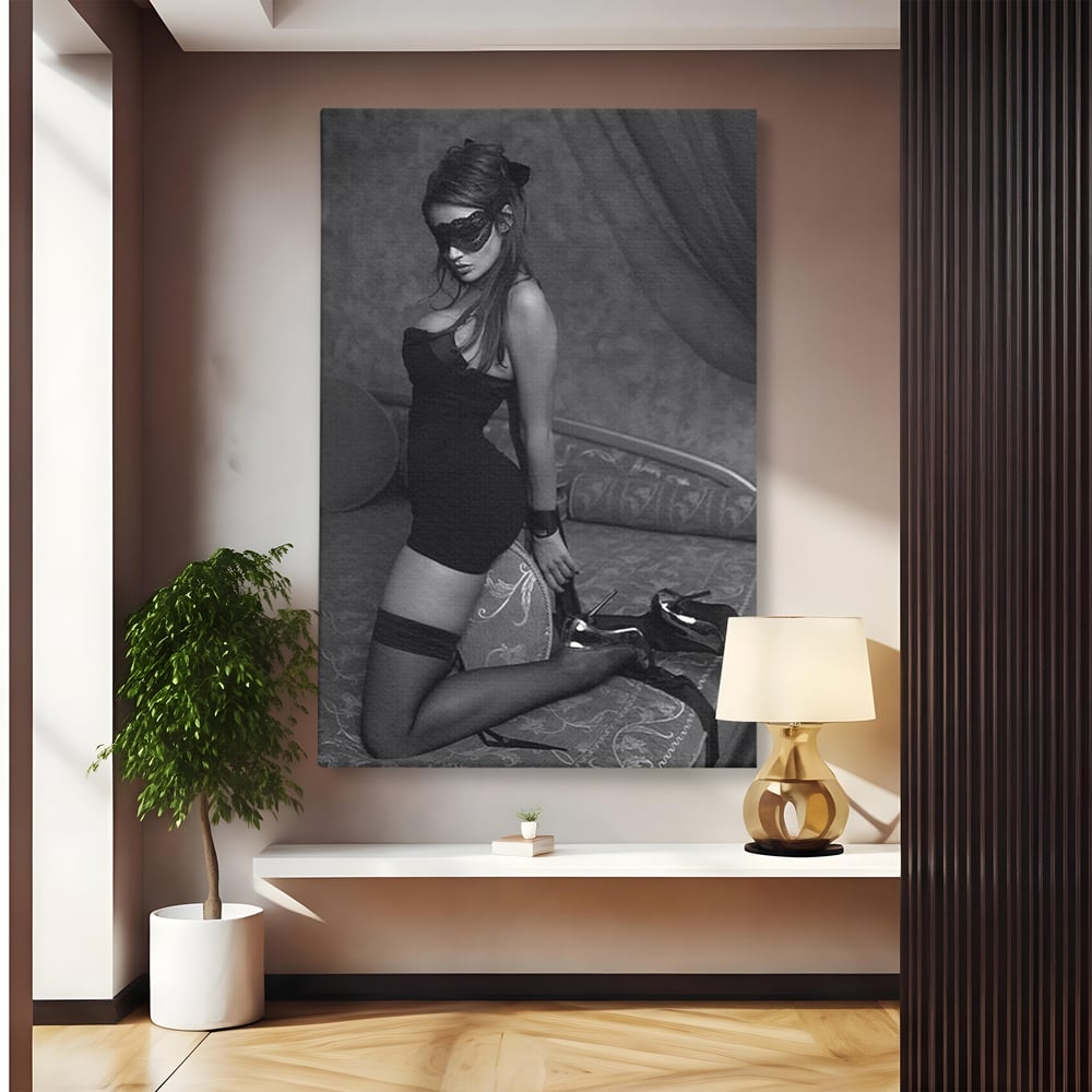 Tablou Canvas Premium, LuxCanva® P1070, Prizoniera Noptii, Tocuri, Femeie, Boudoir, Alb, Negru, Masca, Sexy, Seductie, Intimitate, Dormitor, Living