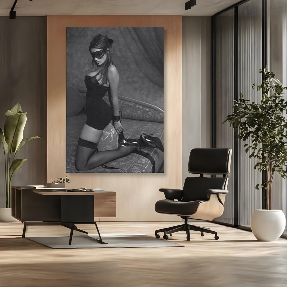 Tablou Canvas Premium, LuxCanva® P1070, Prizoniera Noptii, Tocuri, Femeie, Boudoir, Alb, Negru, Masca, Sexy, Seductie, Intimitate, Dormitor, Living
