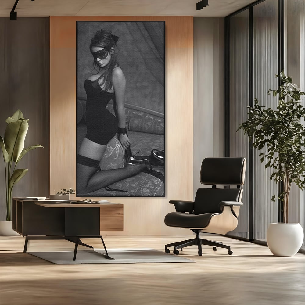 Tablou Canvas Premium, LuxCanva® P1070, Prizoniera Noptii, Tocuri, Femeie, Boudoir, Alb, Negru, Masca, Sexy, Seductie, Intimitate, Dormitor, Living