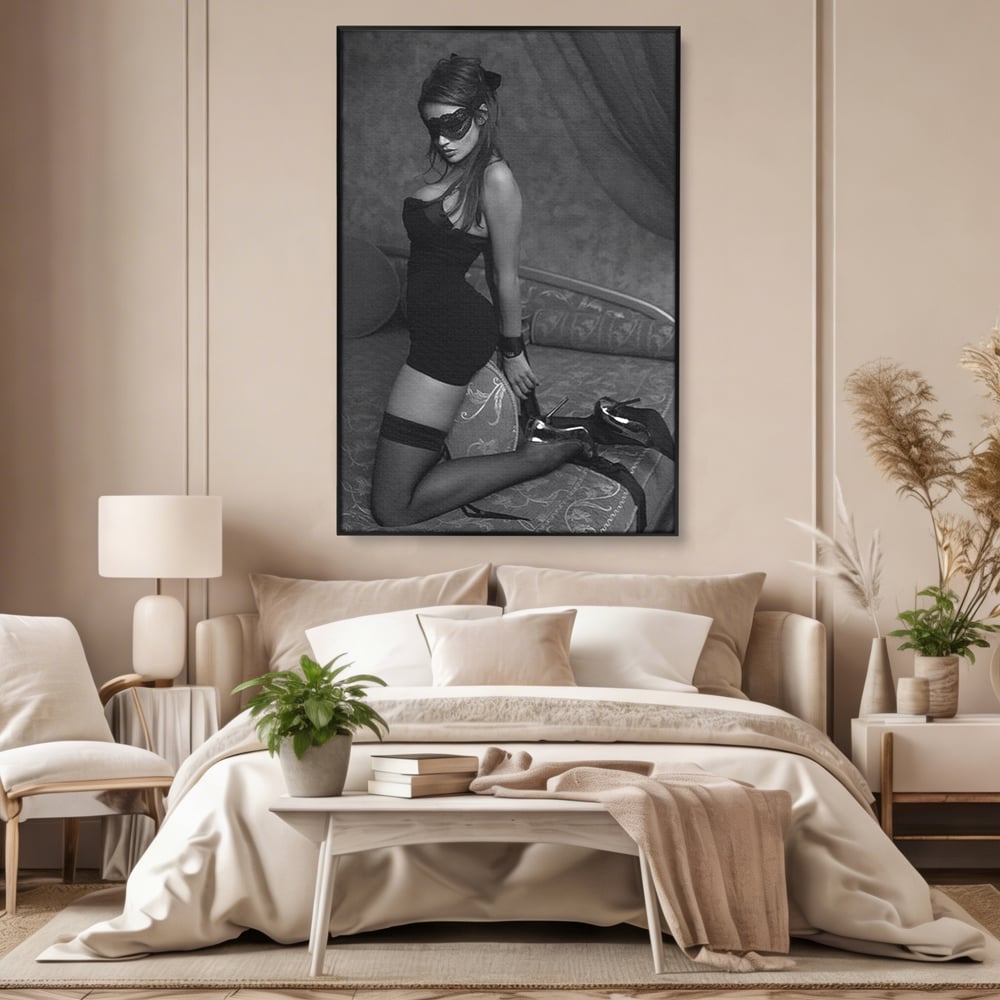 Tablou Canvas Premium, LuxCanva® P1070, Prizoniera Noptii, Tocuri, Femeie, Boudoir, Alb, Negru, Masca, Sexy, Seductie, Intimitate, Dormitor, Living
