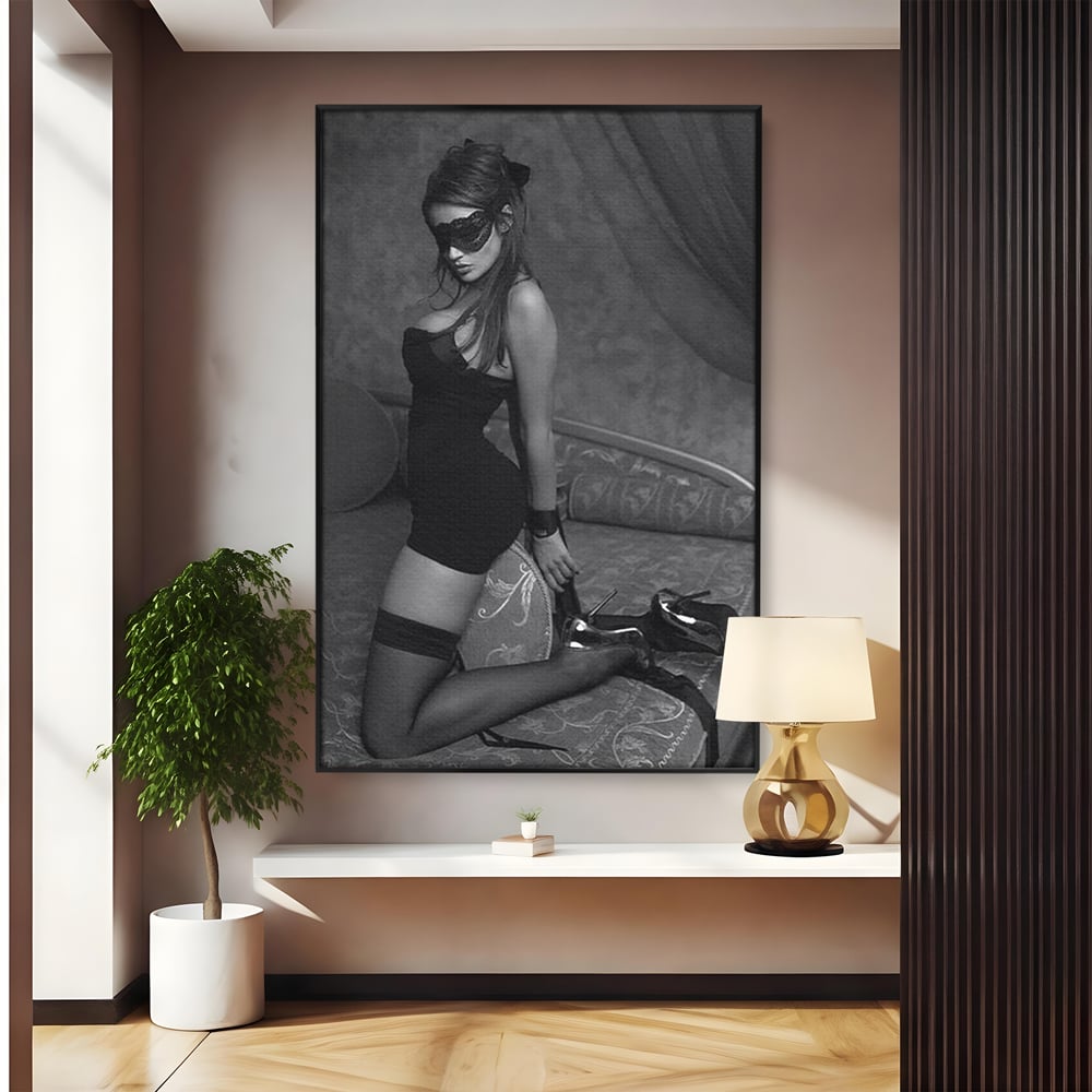 Tablou Canvas Premium, LuxCanva® P1070, Prizoniera Noptii, Tocuri, Femeie, Boudoir, Alb, Negru, Masca, Sexy, Seductie, Intimitate, Dormitor, Living