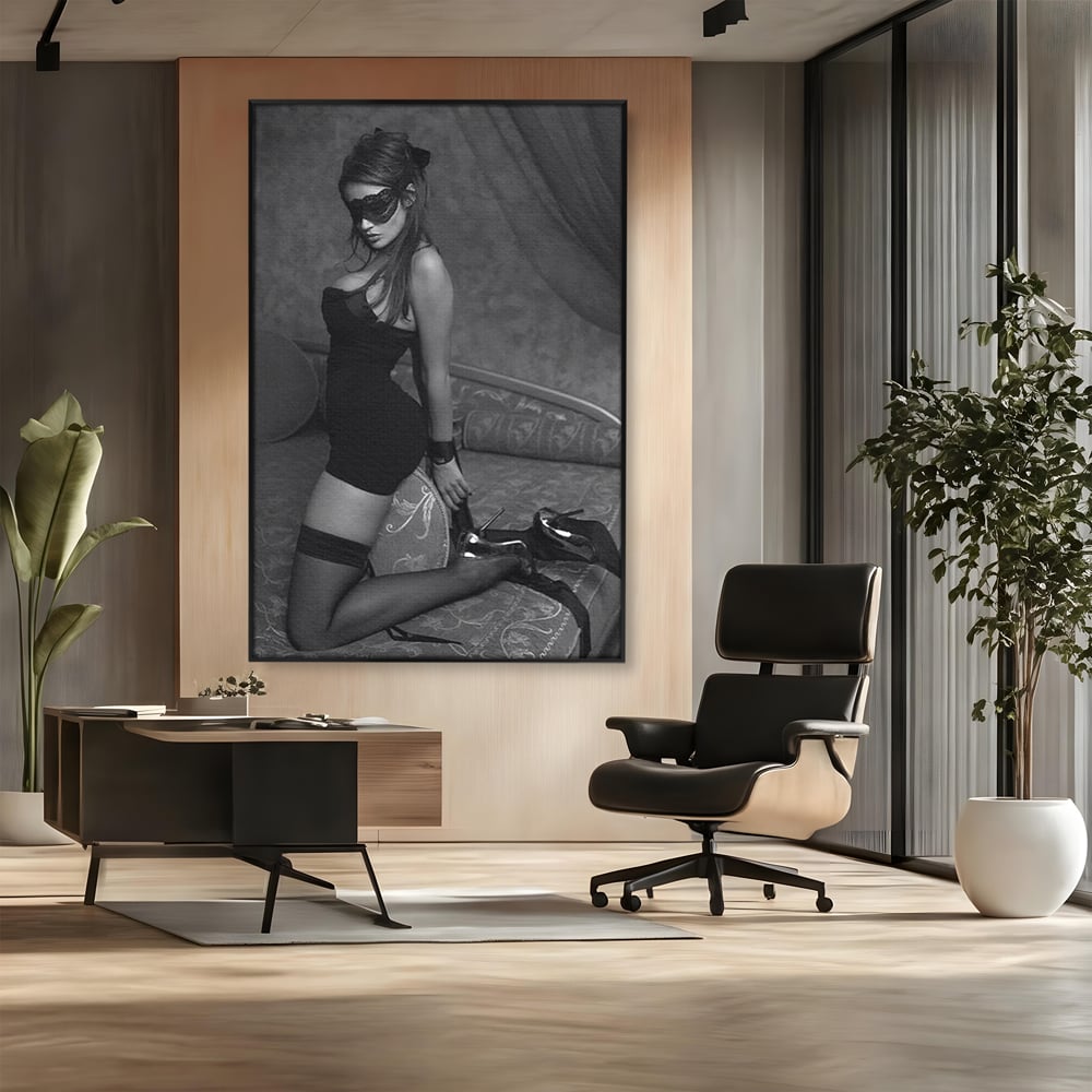 Tablou Canvas Premium, LuxCanva® P1070, Prizoniera Noptii, Tocuri, Femeie, Boudoir, Alb, Negru, Masca, Sexy, Seductie, Intimitate, Dormitor, Living