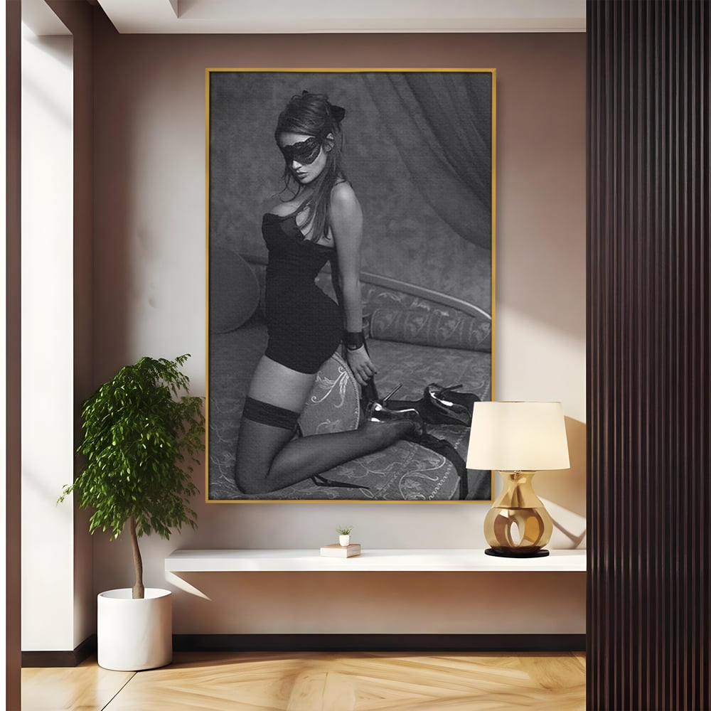 Tablou Canvas Premium, LuxCanva® P1070, Prizoniera Noptii, Tocuri, Femeie, Boudoir, Alb, Negru, Masca, Sexy, Seductie, Intimitate, Dormitor, Living
