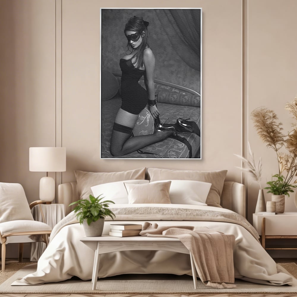 Tablou Canvas Premium, LuxCanva® P1070, Prizoniera Noptii, Tocuri, Femeie, Boudoir, Alb, Negru, Masca, Sexy, Seductie, Intimitate, Dormitor, Living