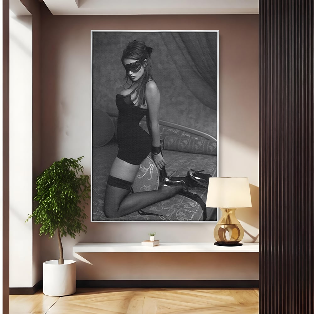 Tablou Canvas Premium, LuxCanva® P1070, Prizoniera Noptii, Tocuri, Femeie, Boudoir, Alb, Negru, Masca, Sexy, Seductie, Intimitate, Dormitor, Living