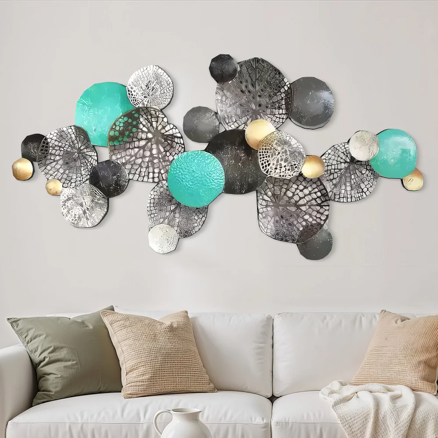 LuxCanva® Circle Wall Art A2027 este un decor de perete metalic orizontal de dimensiuni mari, în turcoaz, auriu și argintiu (133 x 68 cm), perfect pentru a fi expus deasupra unei canapele bej cu perne neutre.