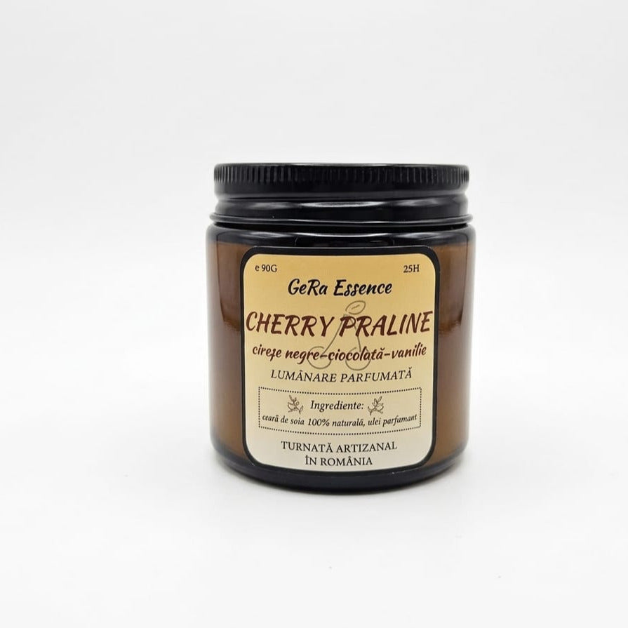LuxCanva® Lumanare parfumata din soia GeRa Essence Cherry Praline, 90 g - o lumanare manuala din sticla maronie cu capac negru, note de cirese negre, ciocolata si vanilie, din ceara naturala; ardere 25h.