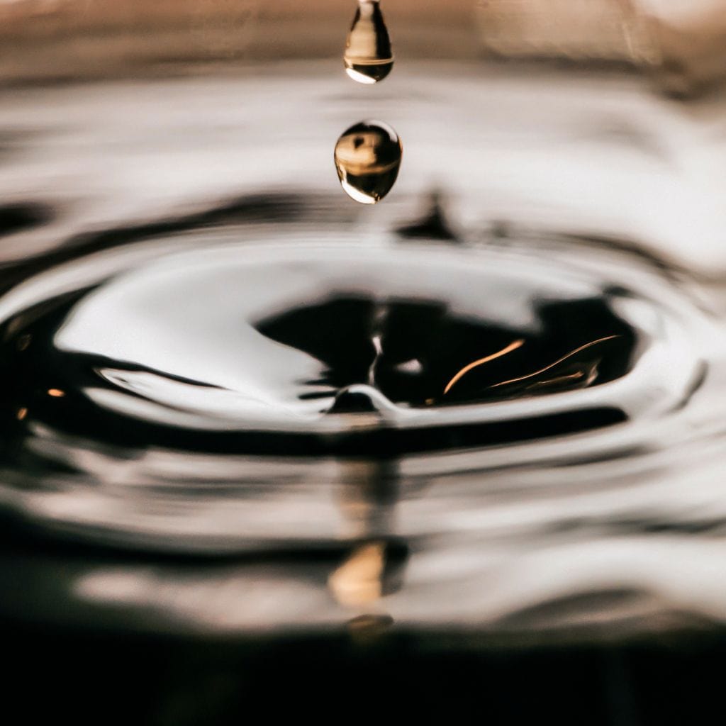 tablou canvas cu o picatura, surprinsa in impact cu apa in stil artistic