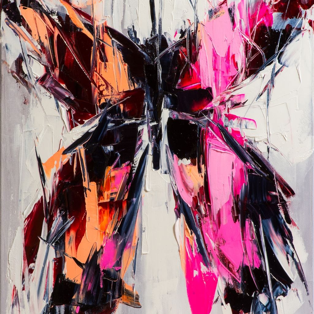 tablou canvas cu un fluture in culori intense de roz neon si portocaliu, pictat pe fundal alb texturat