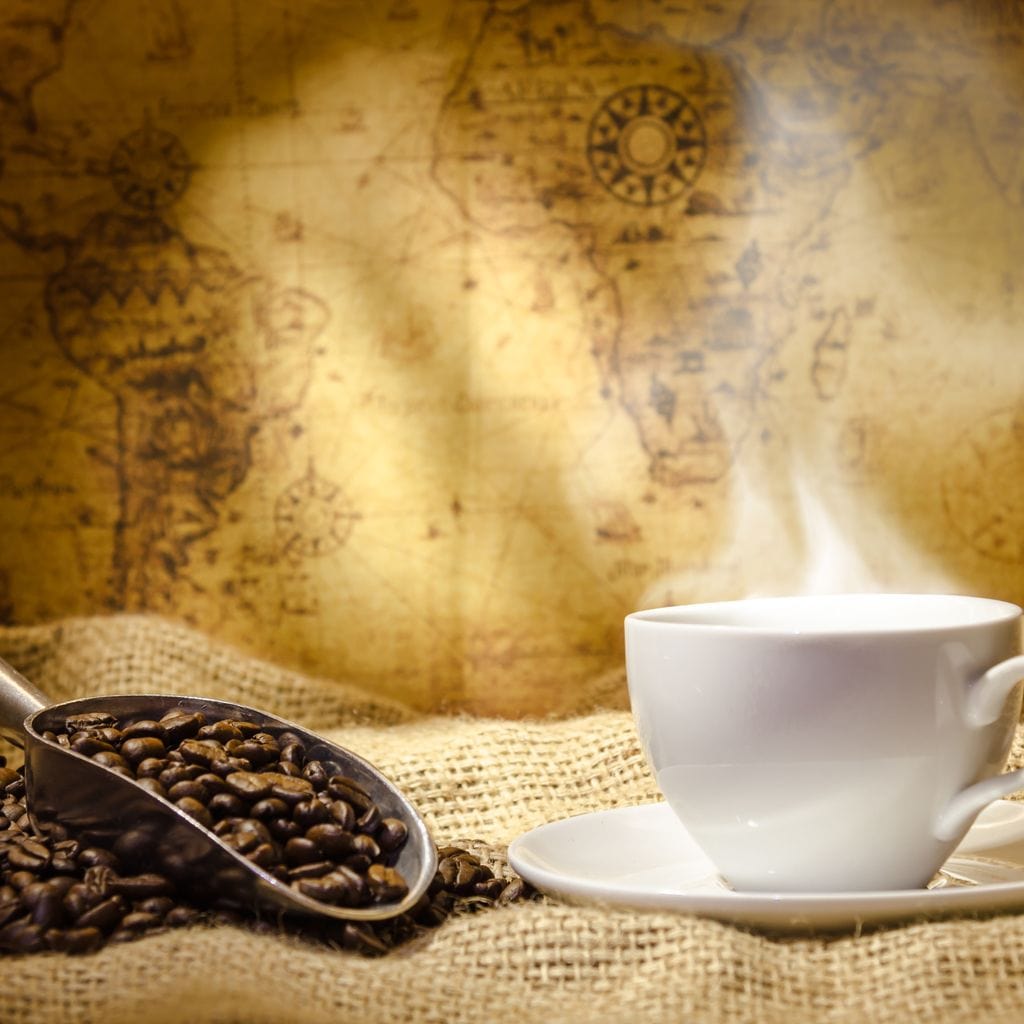 tablou canvas cu o ceasca de cafea fierbinte, langa boabe de cafea pe fundal cu harta lumii, in stil vintage