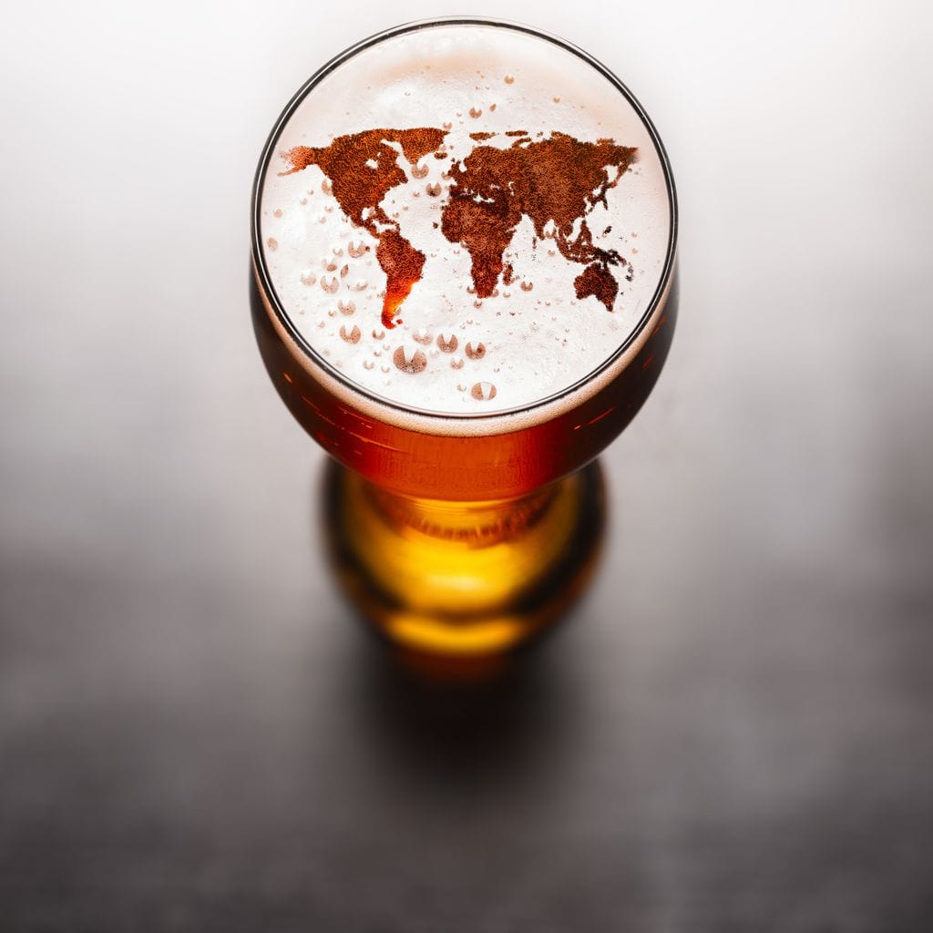 tablou canvas cu harta lumii in spuma unui pahar de bere