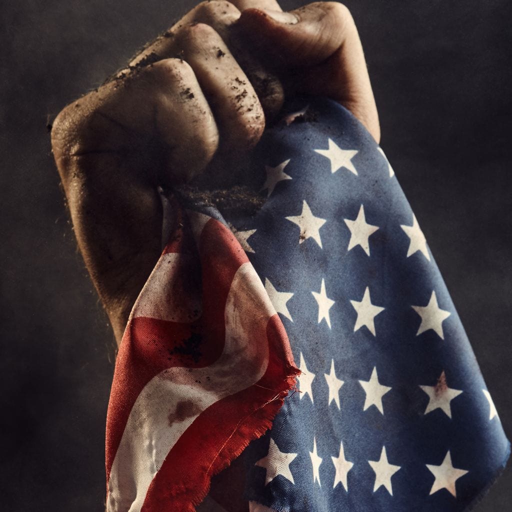 tablou canvas cu o mana puternica strangand steagul american