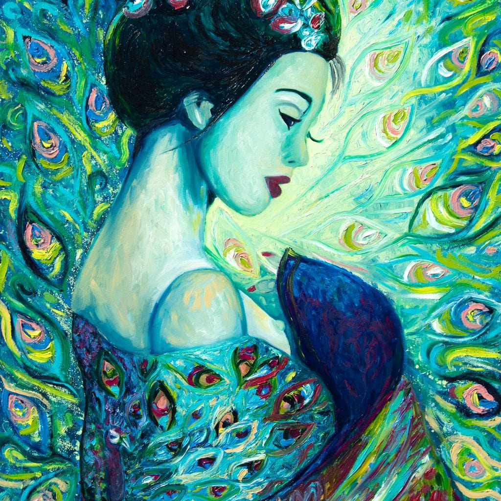 tablou canvas cu o femeie cu umarul gol, surprinsa din profil, pe fundal abstract verde cu design format din pene de paun