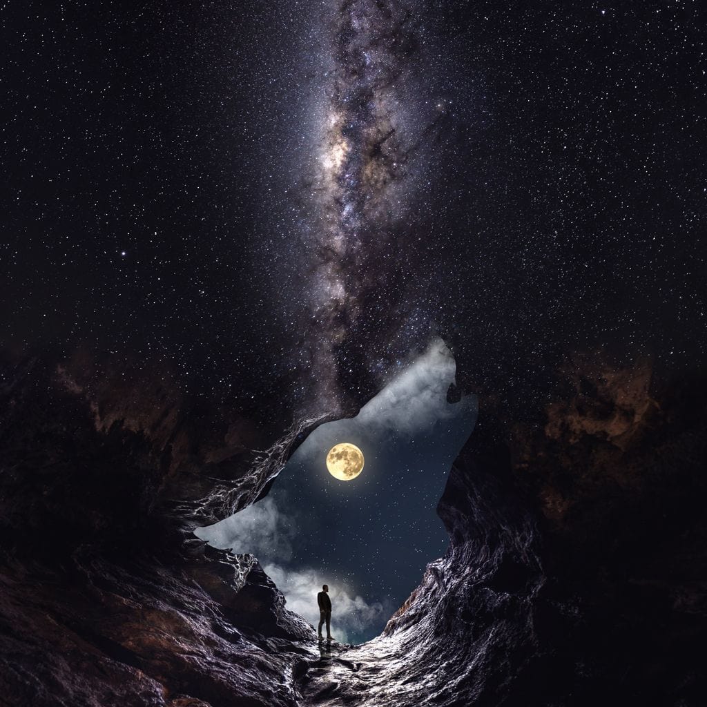 tablou canvas cu silueta unui lup in forma stancilor, pe fundal cosmic cu cer plin de stele si galaxii