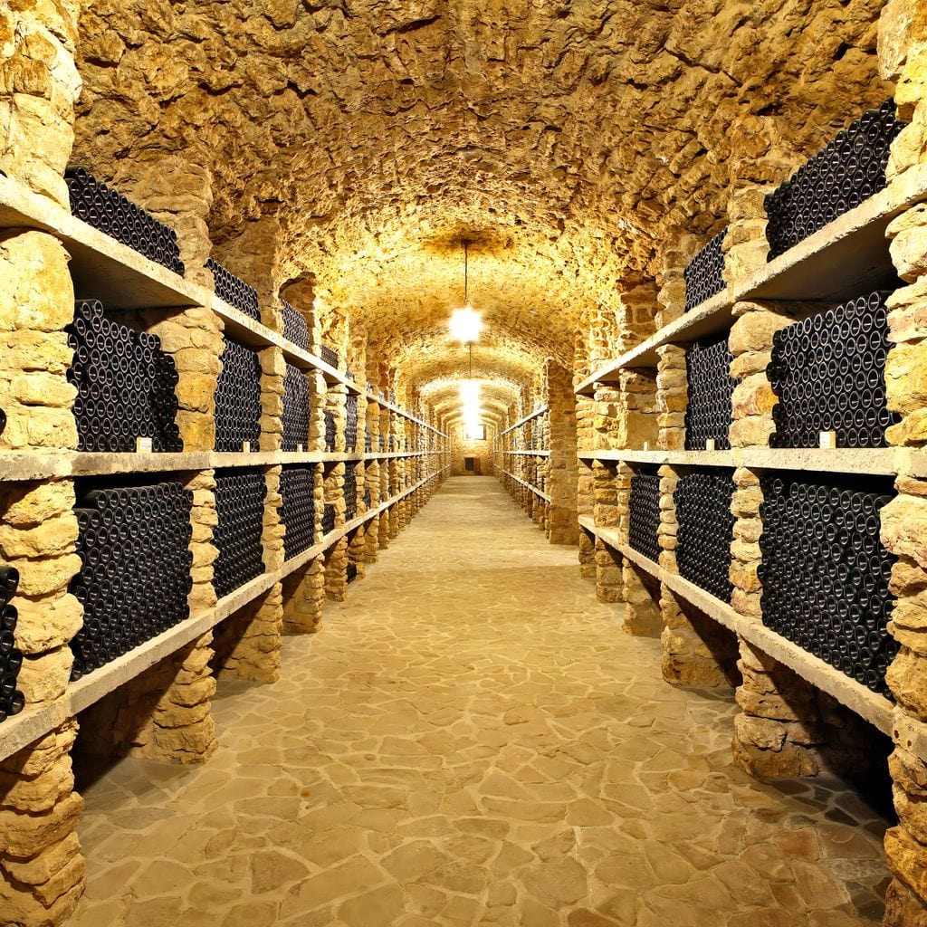 tablou canvas cu o vinoteca intr-un subteran din caramida cu lumina calda