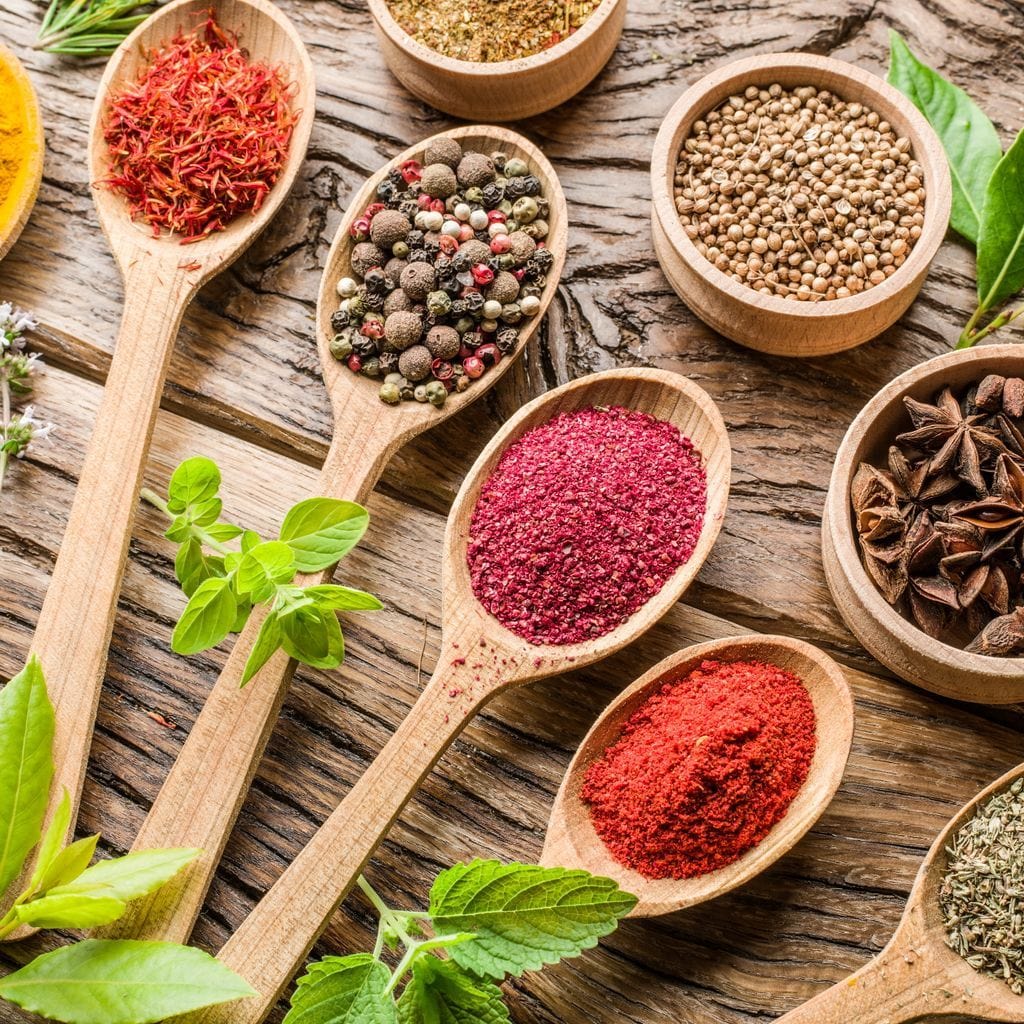 tablou canvas cu linguri si vase de lemn cu condimente si mirodenii din plante, pe o masa in stil rustic 