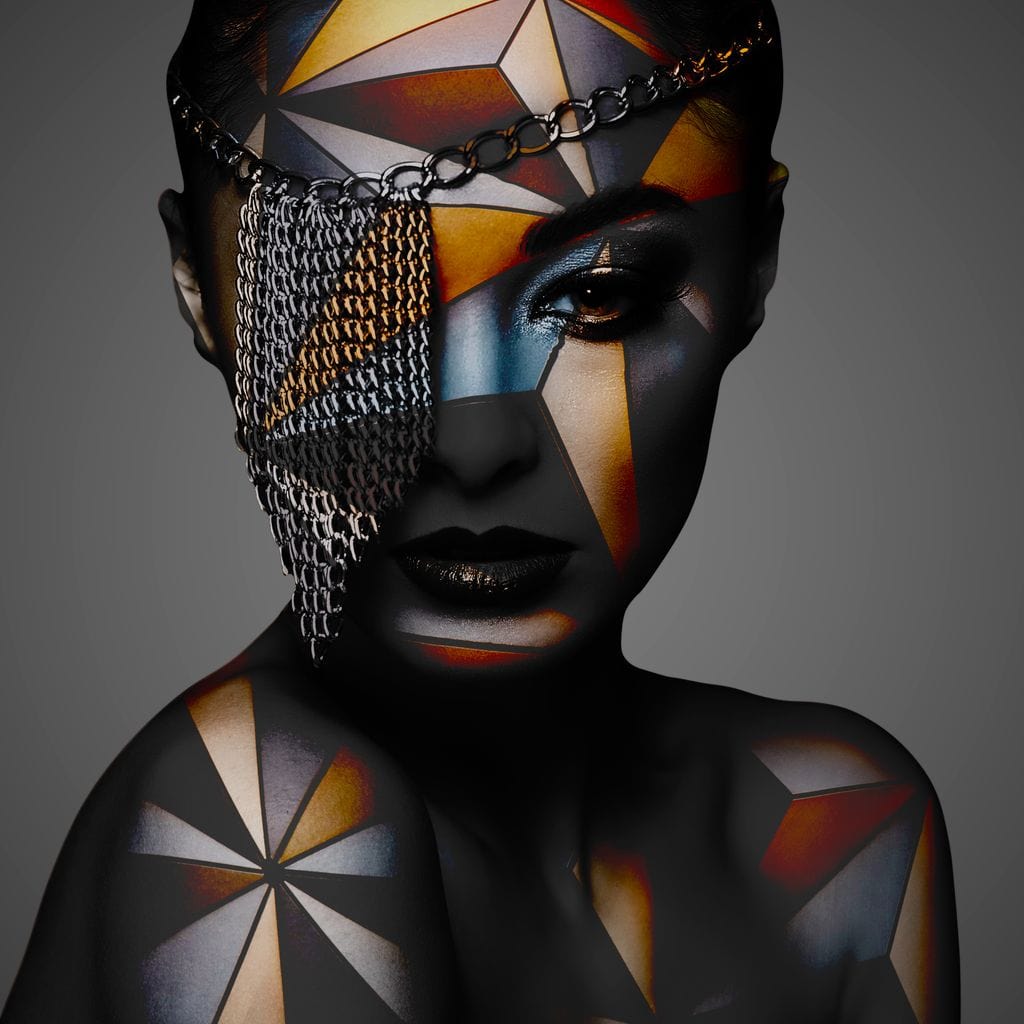 Tablou Canvas Premium, LuxCanva® J1028, Prizoniera in Stralucire, Mister, Lanturi, Chip, Identitate, Femeie, Portret, Privire, Fotomodel, Revista, Glamour, Living, Dormitor