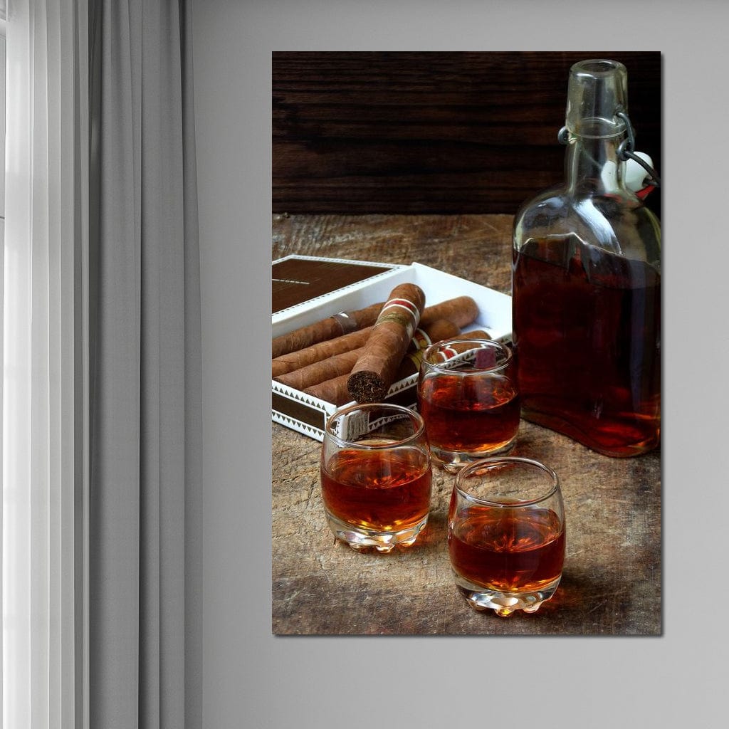 tablou canvas cu o sticla de coniac si trei pahare, pe o masa rustica alaturi de un pachet de trabucuri