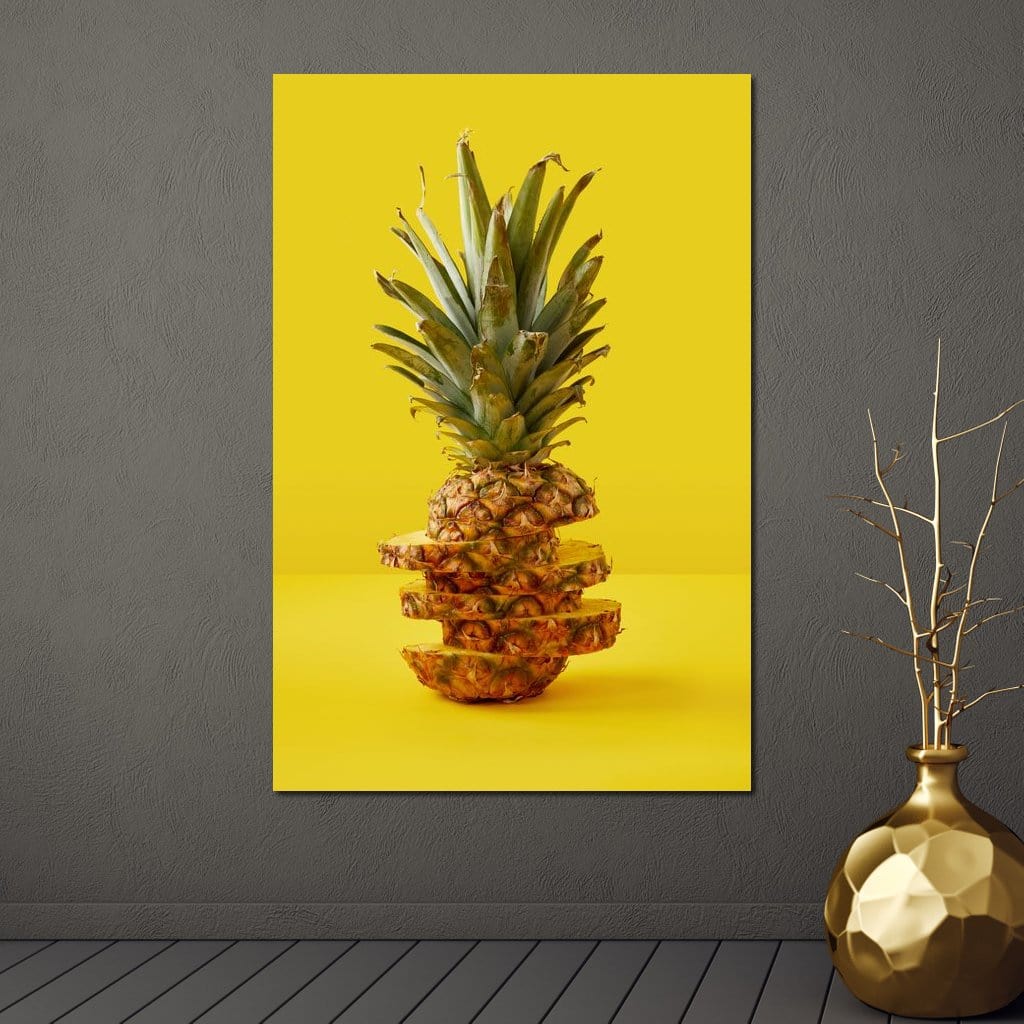 tablou canvas cu un ananas taiat in felii, pe un fundal galben neon